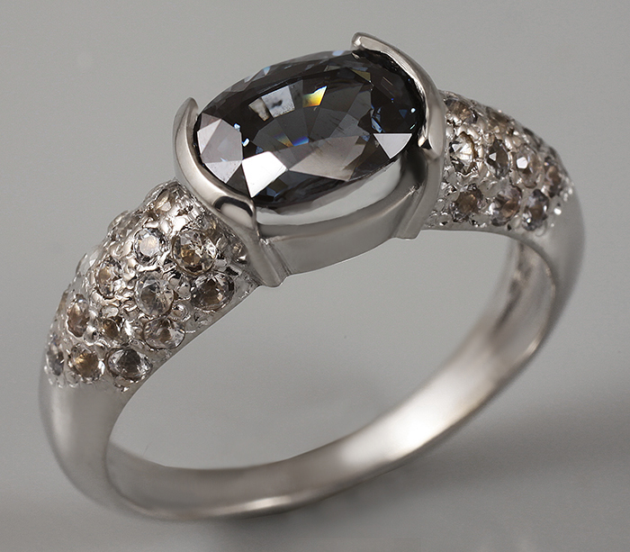 Золото Кольцо c голубой шпинелью и бесцветными сапфирами