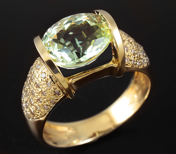 Золото Кольцо с зеленым бериллом и бриллиантами