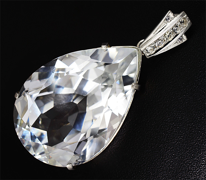 Серебро 925 Кулон с чистейшим бесцветным топазом и лейкосапфирами