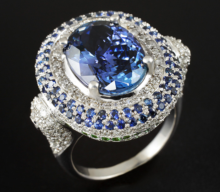 Золото Кольцо c чистейшим полихромным танзанитом, синими сапфирами, цаворитами гранатами и бриллиантами