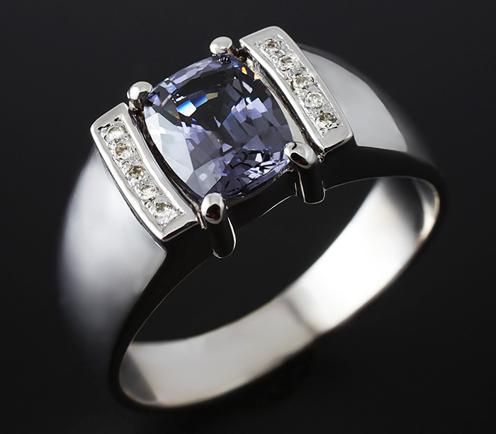 Золото Кольцо с чистейшей серебристой шпинелью и бриллиантами