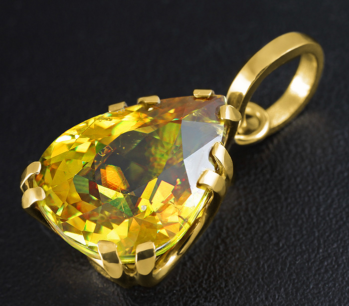 Золото Кулон с золотистым сфеном