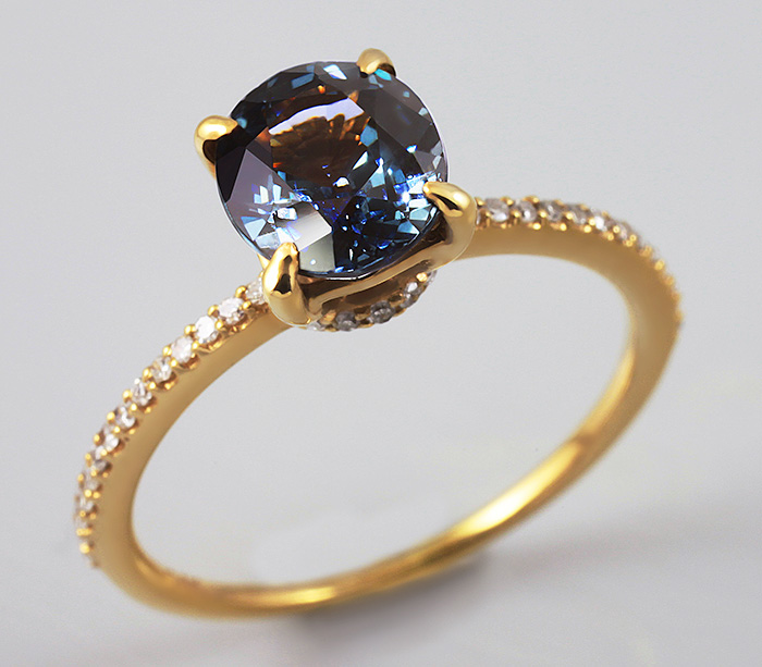 Золото Кольцо c зеленовато-синей шпинелью и бриллиантами