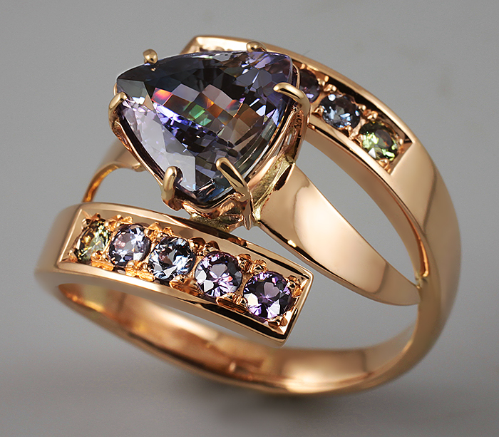Золото Кольцо с танзанитом и гранатами с александритовым эффектом
