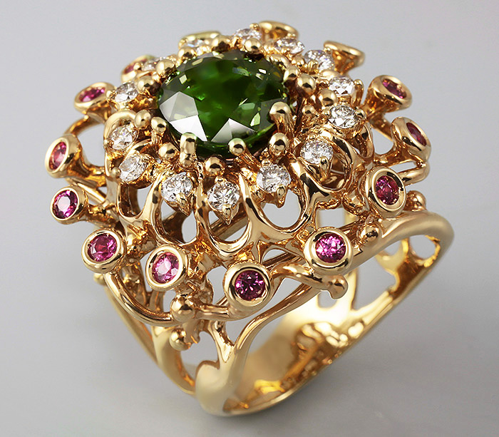 Золото Кольцо c эксклюзивным гранатом с александритовым эффектом, сапфирами и бриллиантами