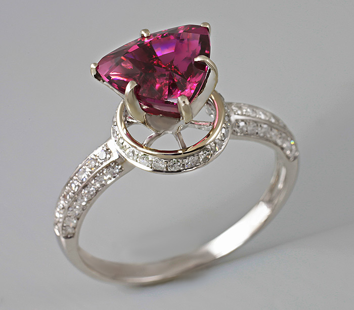 Золото Кольцо с изумительным рубеллитом и бриллиантами