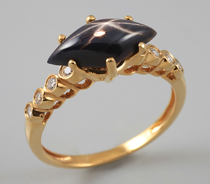 Золото Кольцо со звездчатым сапфиром и бриллиантами