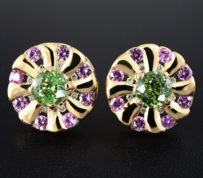 Золото Серьги с демантоидами гранатами, розовыми сапфирами и бриллиантами