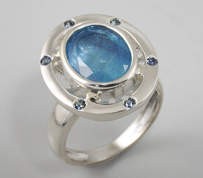 Серебро 925 Кольцо c насыщенным аквамарином и синими сапфирами