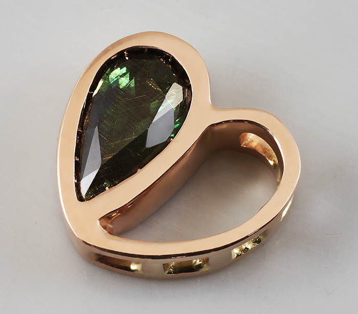 Золото Двусторонний кулон-сердце с гранатом с александритовым эффектом