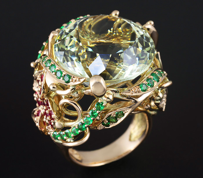 Золото Кольцо с цитрином, цаворитами гранатами, рубинами и бриллиантами