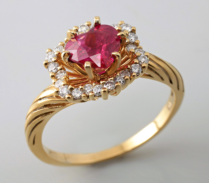 Золото Кольцо с рубином и бриллиантами