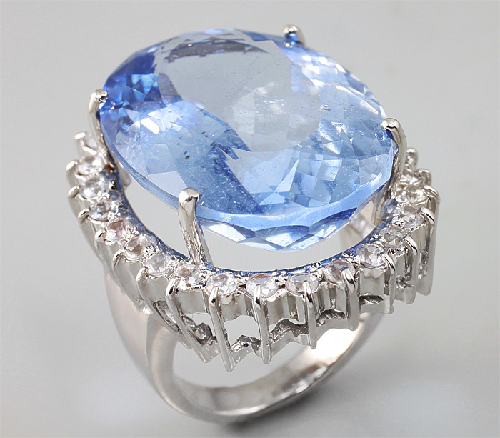 Золото Кольцо c аквамарином и бесцветными сапфирами