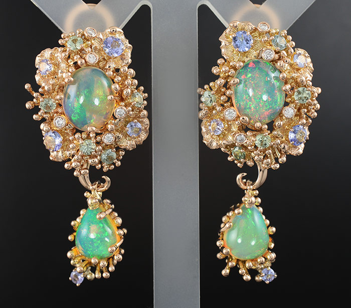 Золото Серьги с опалами, зелеными сапфирами, танзанитами и бриллиантами