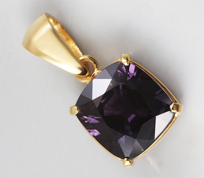 Золото Кулон с фиолетовой шпинелью