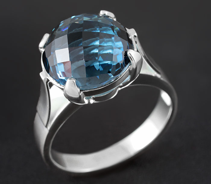 Серебро 925 Кольцо c насыщенным топазом