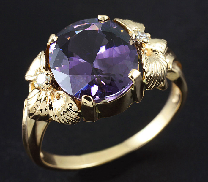 Золото Кольцо с пурпурной шпинелью и бриллиантами