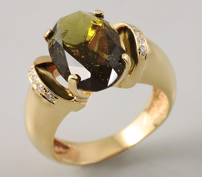 Золото Кольцо с ограненным молдавитом и бриллиантами