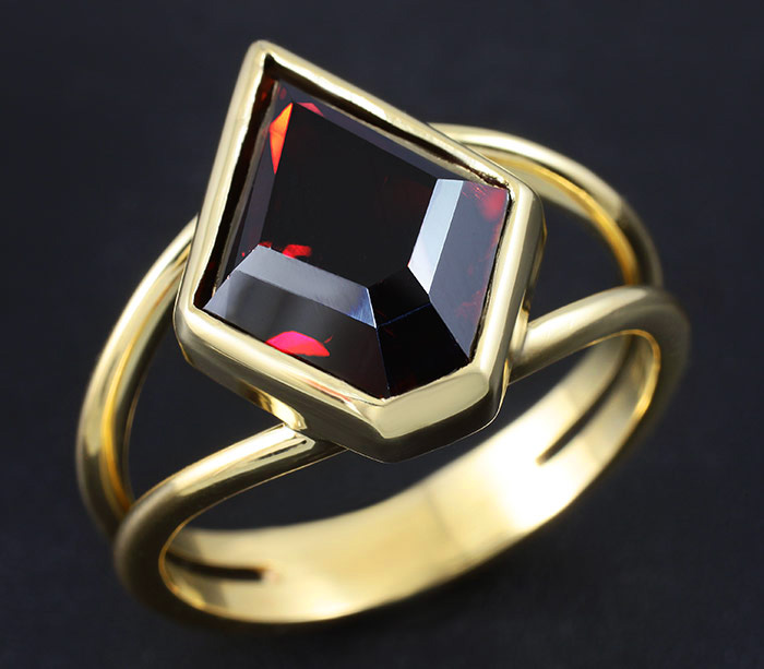 Золото Кольцо с гранатом