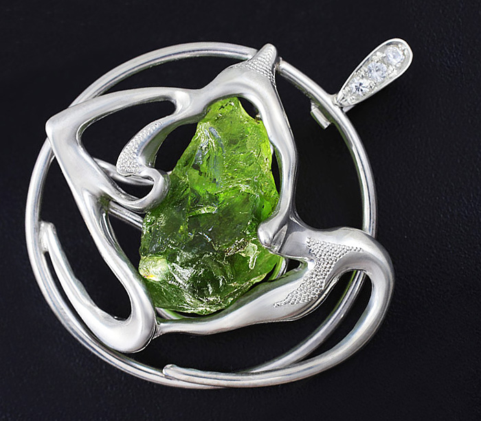 Серебро 925 Кулон с необработанным перидотом и бесцветными сапфирами