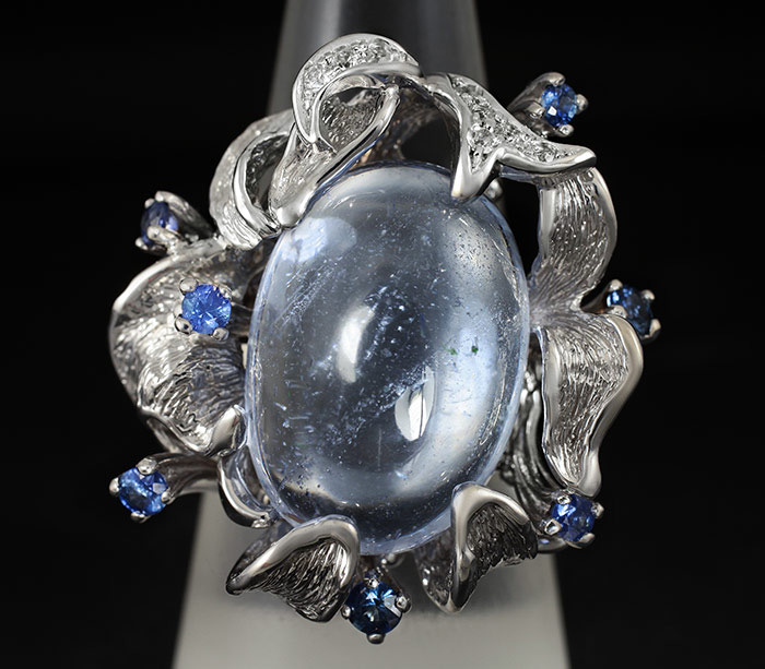 Золото Кольцо с афганским аквамарином, синими и бесцветными сапфирами