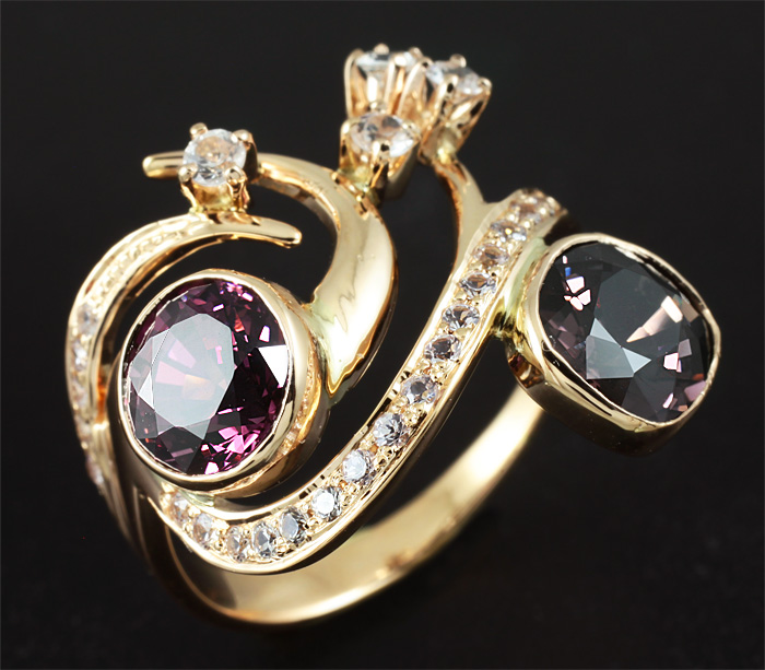 Золото Кольцо с пурпурно-розовыми шпинелями и лейкосапфирами