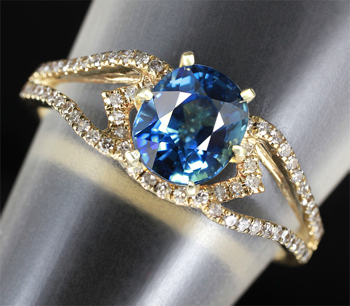 Золото Кольцо с синим сапфиром и бриллиантами