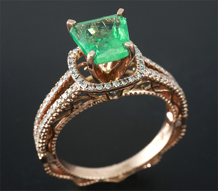 Золото Кольцо с уральским изумрудом и бриллиантами