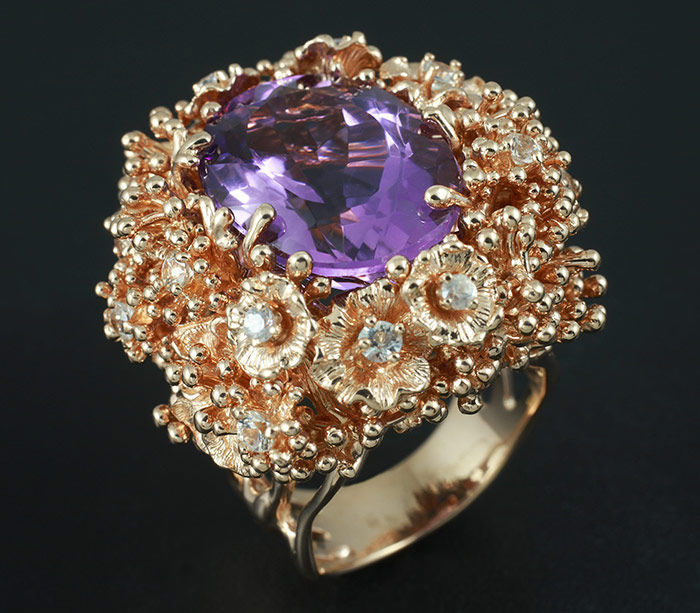 Золото Кольцо с аметистом и лейкосапфирами