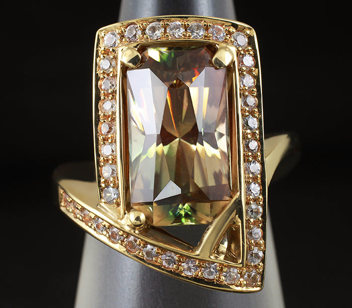 Золото Кольцо с солнечным камнем и лейкосапфирами