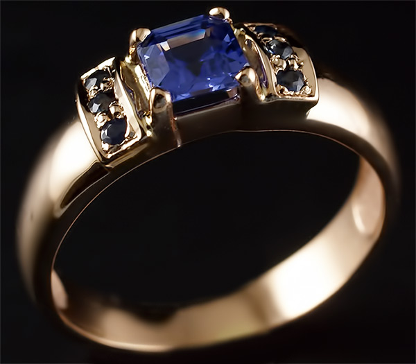 Золото Кольцо с синими сапфирами