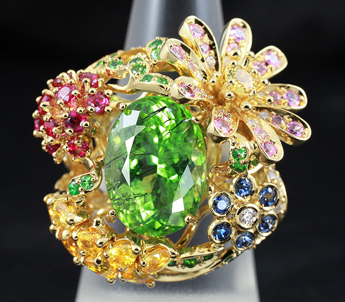 Золото Кольцо, инкрустированное перидотом с рутилом и самоцветами