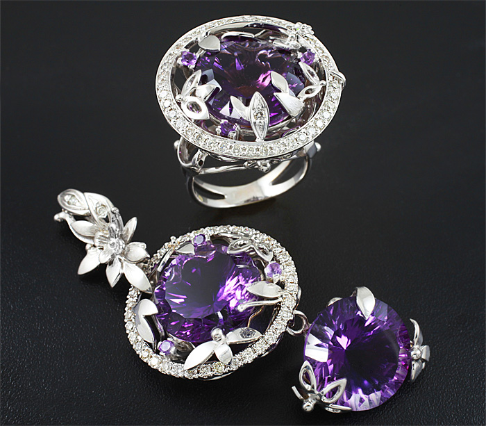 Золото Комплект (кольцо + кулон) с уругваскими аметистами и бриллиантами