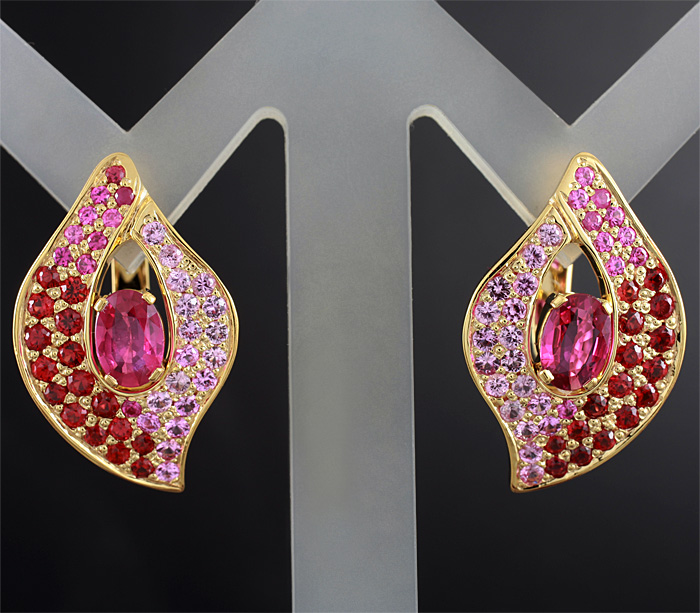 Золото Серьги с рубинами, розовыми и красно-оранжевыми сапфирами