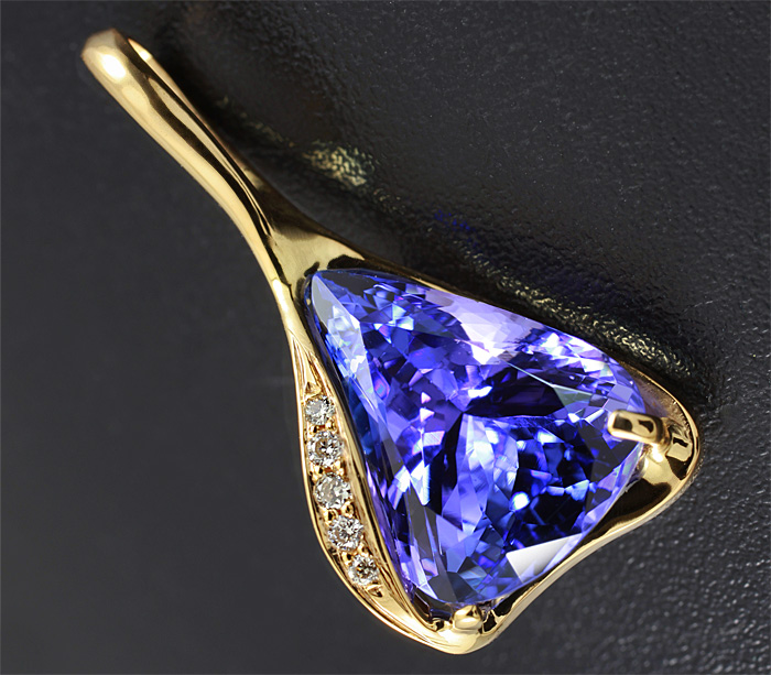 Золото Кулон с топовым танзанитом и 5 бриллиантами