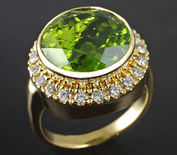 Золото Кольцо c крупным перидотом и бриллиантами