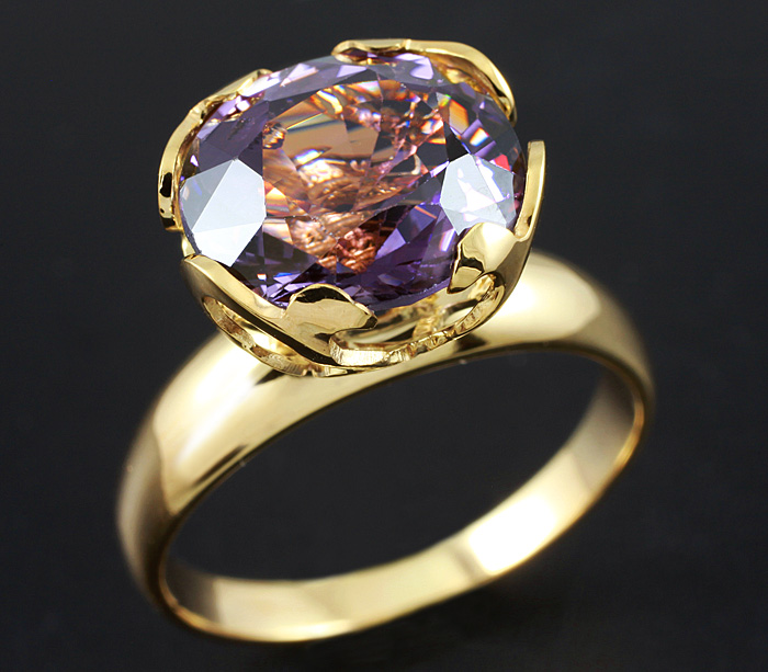 Золото Кольцо с крупной розовато-пурпурной шпинелью