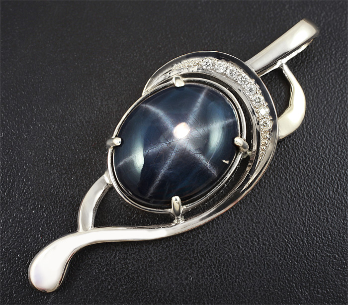 Золото Кулон со звездчатым сапфиром и бриллиантами