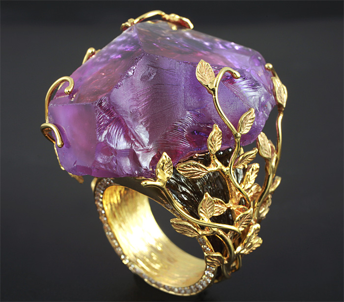 Золото Роскошное кольцо с грубообработанным аметистом и бриллиантами