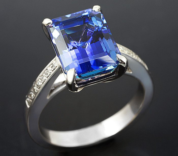 Золото Кольцо с чистейшим танзанитом и бриллиантами