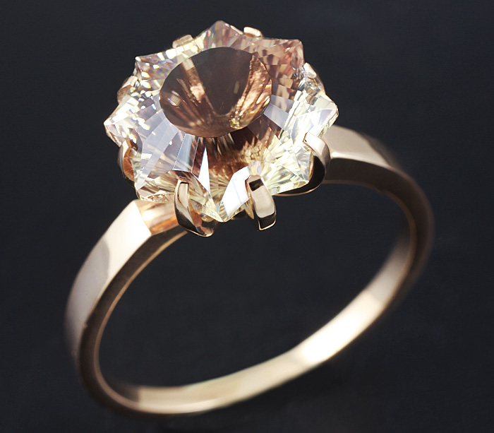 Золото Кольцо с полихромным солнечным камнем авторской огранки