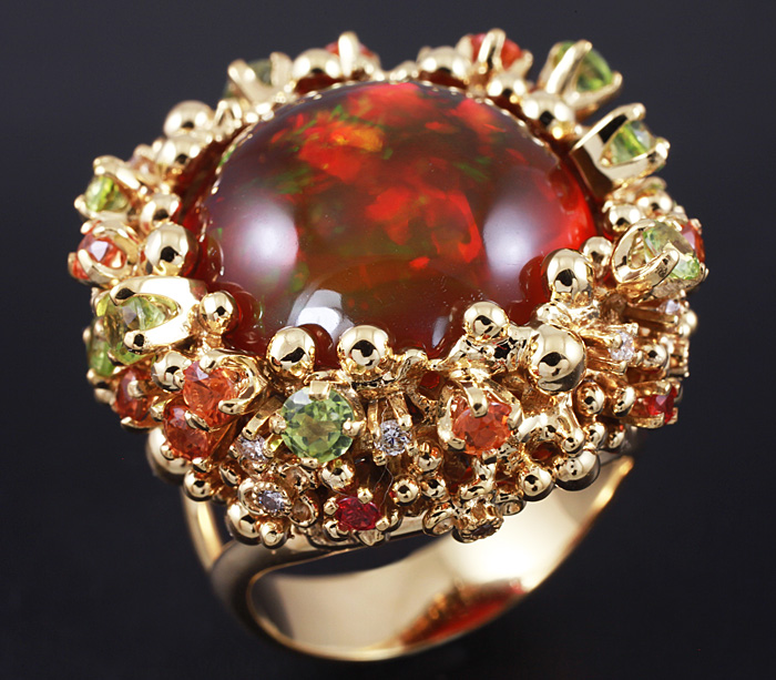 Золото Кольцо с огненным эфиопским опалом, оранжевыми сапфирами, перидотами и бриллиантами