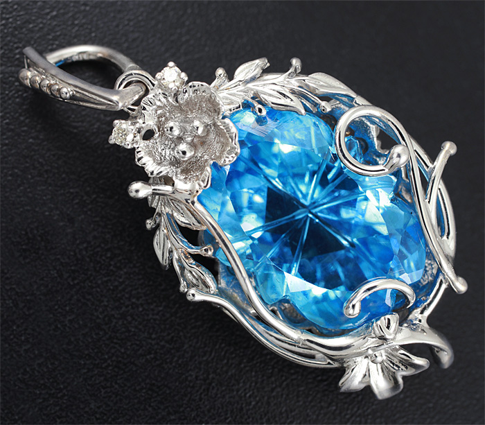 Золото Кулон с топазом и бриллиантами