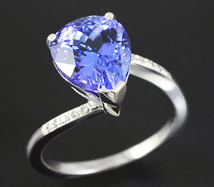 Золото Кольцо с чистейшим танзанитом и бриллиантами
