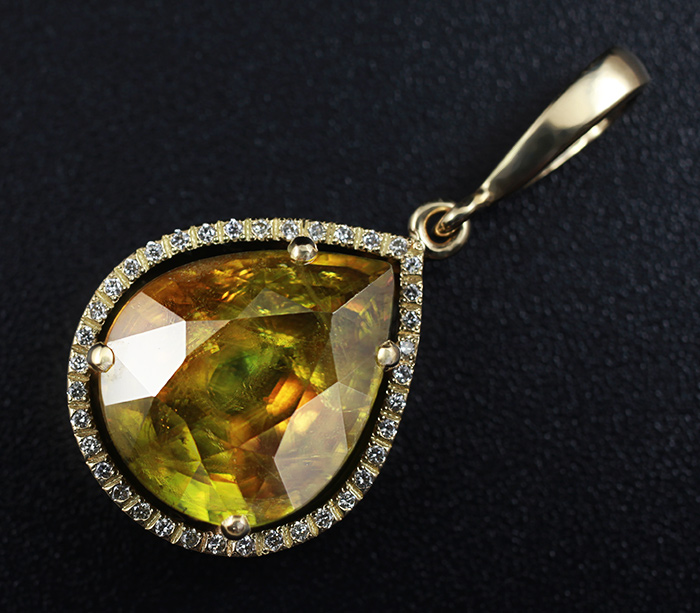 Золото Кулон с крупным мадагаскарским сфеном и бриллиантами