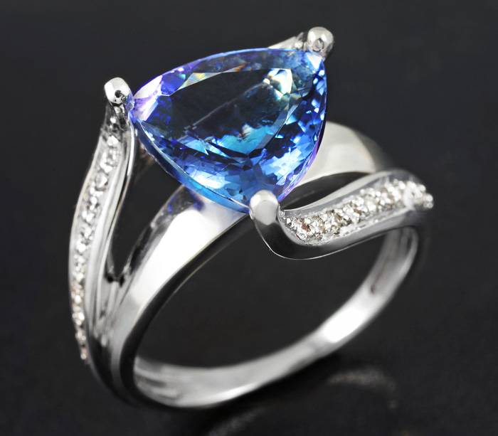 Золото Кольцо с полихромным танзанитом и бриллиантами