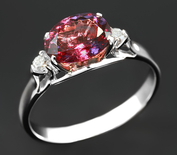 Золото Кольцо, инкрустированное синим гранатом с александритовым эффектом и бриллиантами