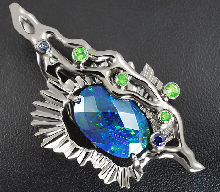 Серебро 925 Кулон с ограненным черным опалом, цаворитами гранатами и синими сапфирами