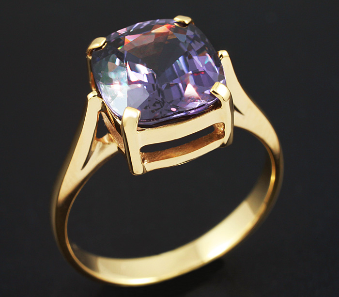 Золото Кольцо с пурпурной шпинелью