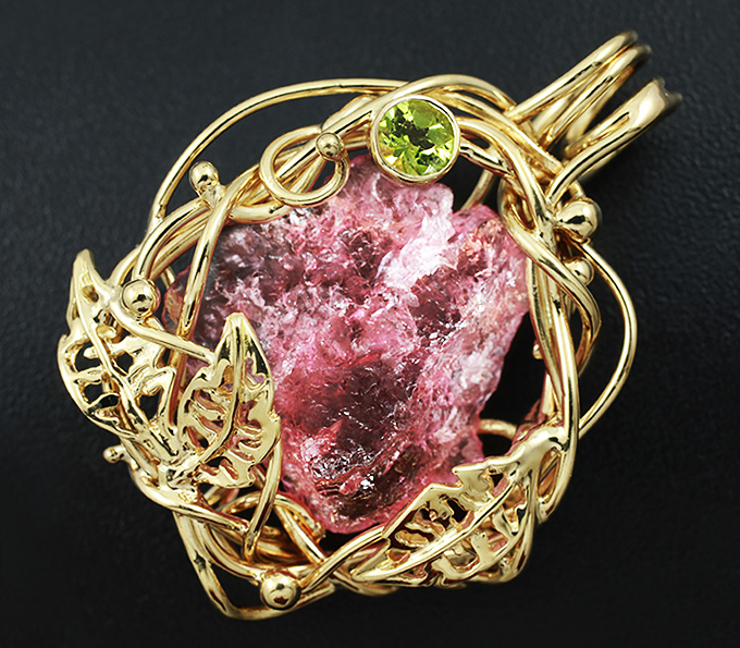 Золото Брошь/кулон с необработанным розовым турмалином и перидотом